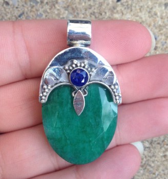 Zilveren hanger met grote Emerald en kleine ronde Saffier
